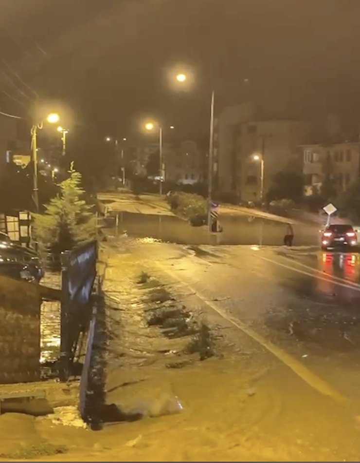 Kuvvetli sağanak ilçede su baskınlarına sebep oldu