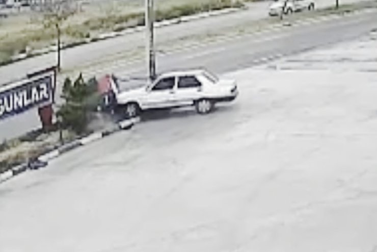 Otomobilin refüje çıkıp direği devirdiği kaza kamerada