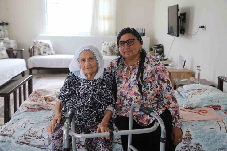 98 yaşındaki Şemsi teyzenin evinin yoluna parke taşı döşendi