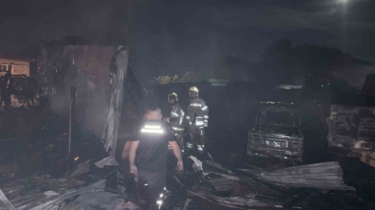 Bursa’da samanlıkta başlayan yangın eve sıçradı