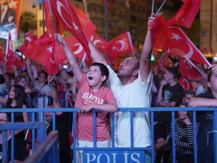 Denizli’de 30 Ağustos coşkusu Sagopa ile zirveye tırmandı