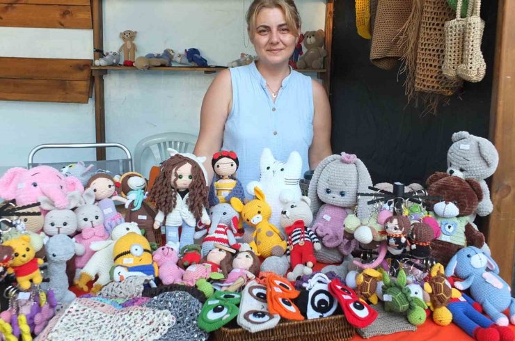 Burhaniye’de Dilek hanımın örgü bebekleri ilgi gördü