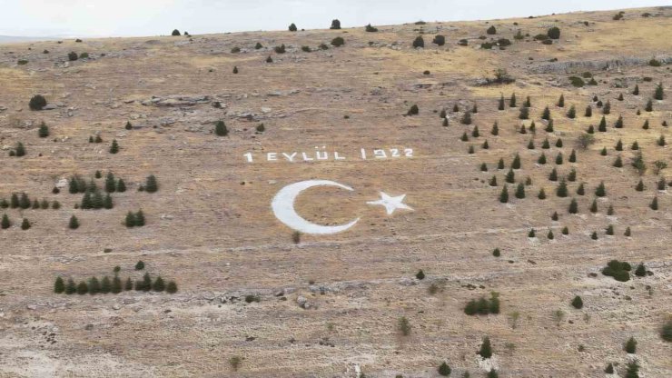 Seyitgazi Avdar bayırındaki dev ay yıldız için bakım ve boyama çalışması