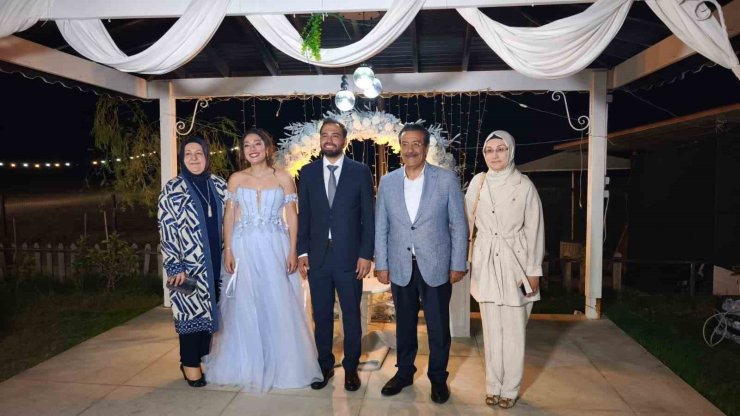 Burhaniyeli gençlerin nişan yüzüklerini kaymakam taktı