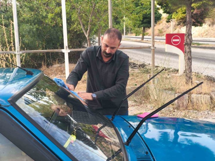 Çocukluk hayali gerçeğe dönüştü: 32 yıllık aracına gözü gibi bakıyor