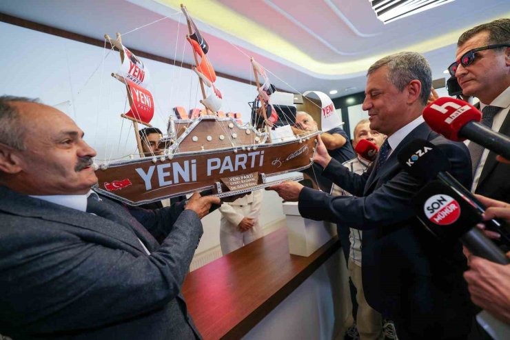 Özgür Özel, YENİ Parti Genel Merkezi’nde fidan dikti
