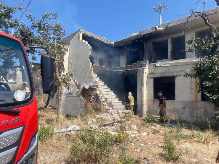 Antakya’da metruk bina yangını kontrol altına alındı