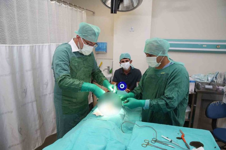 Doktor belediye başkanı önce çocukları eğlendirdi, ardından sünnet etti