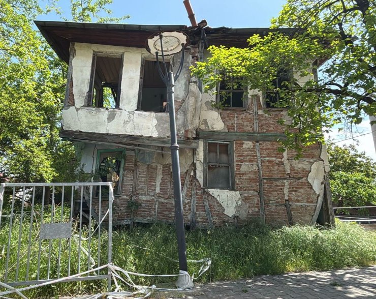 Gölcük’te 2 metruk bina daha yıkıldı