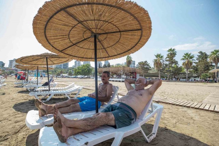 Mersin’de emekliler deniz ve güneşin tadını çıkardı
