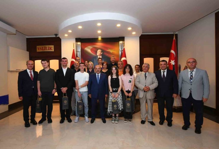 Vali İsmail Ustaoğlu LGS ve YKS şampiyonlarını tebrik etti