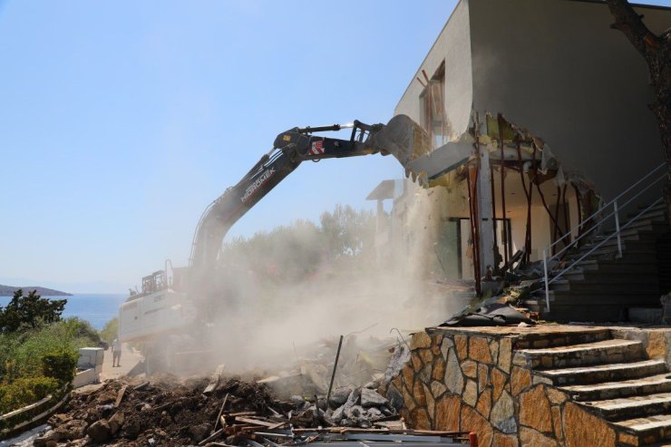 Bodrum’da kaçak yapılarda yıkım çalışmaları sürüyor