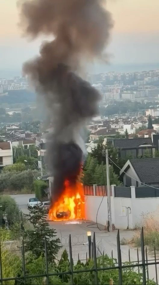 Park halindeki araç alev alev yandı