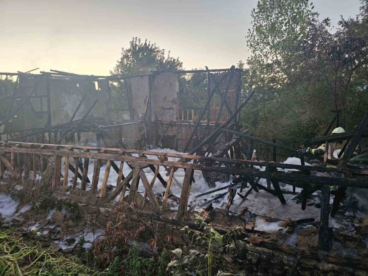 Bursa’da metruk bina alevlere teslim oldu