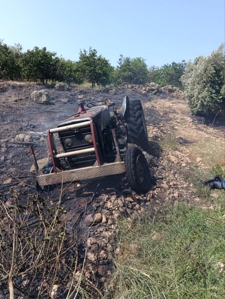 Erzin’de otluk alanda çıkan yangında alevler traktöre sıçradı