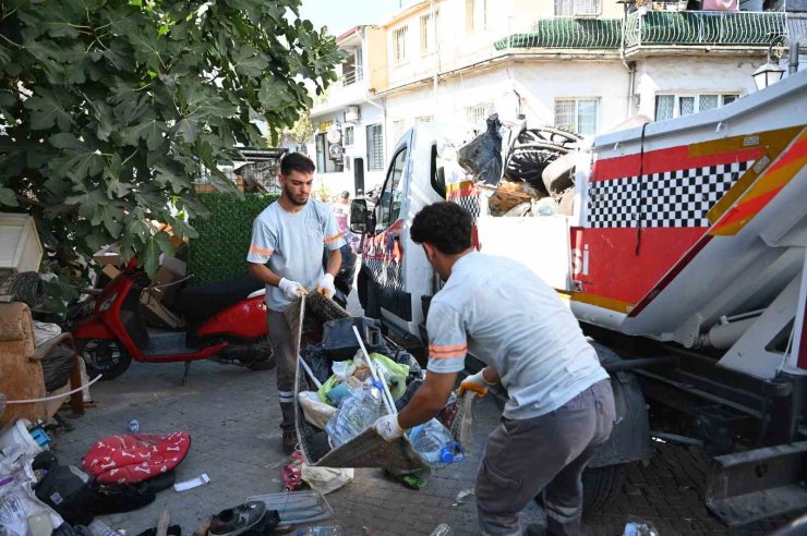 Kuşadası’nda sokağa hurda ve atık bırakanlara zabıta müdahalesi