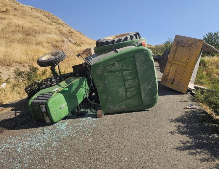 Siirt’te seyir halindeki traktör devrildi: 4 yaralı