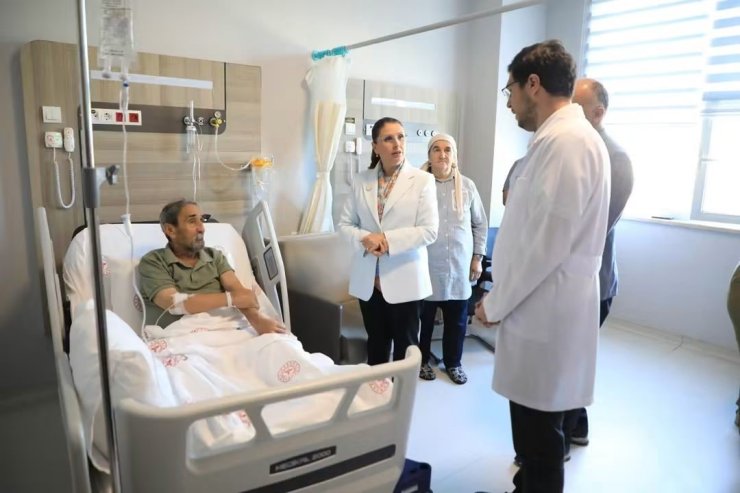Vali Arslan Kıbrıs Gazisini hastanede ziyaret etti
