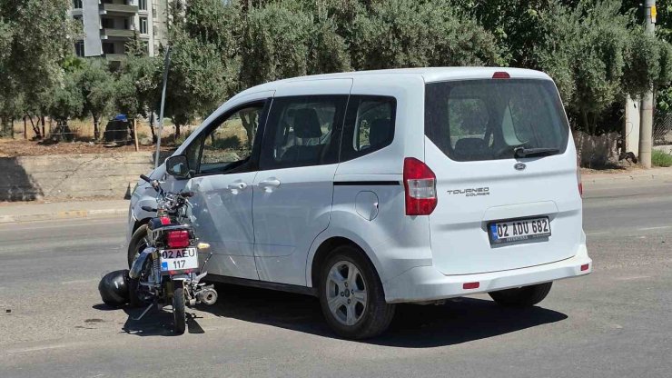 Motosiklet ile hafif ticari araç çarpıştı: 1 yaralı