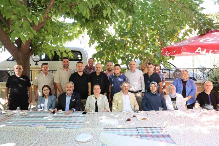 Başkan Subaşıoğlu, AK Parti’ye katılan 15 kişiye rozet taktı