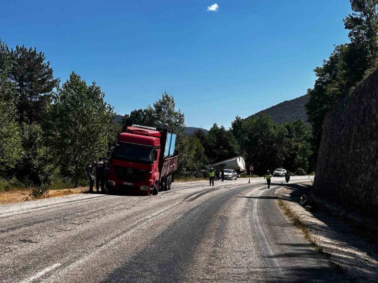 Bolu’da iki kamyon çarpıştı: 1 yaralı