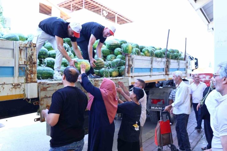 Üreticinin karpuzu Büyükşehir eliyle ihtiyaç sahibine ulaştırılıyor
