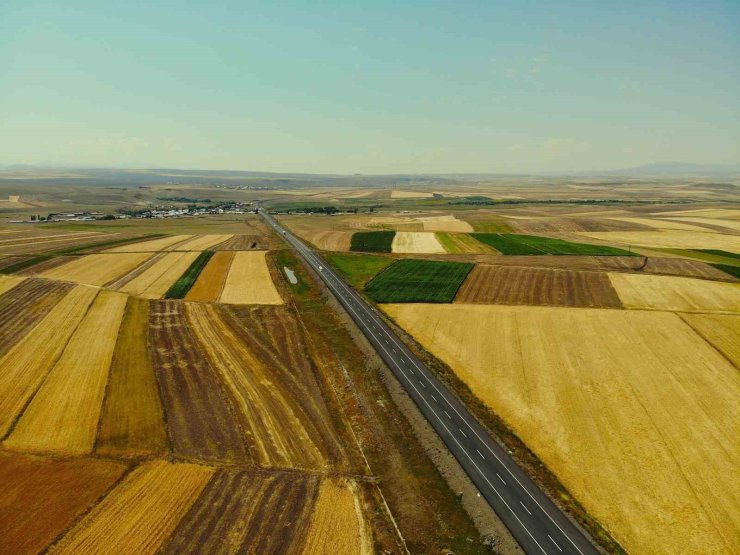 Kars’ta tarım arazileri havadan görüntülendi: Tarlalar halı ve kilim desenlerini aratmadı