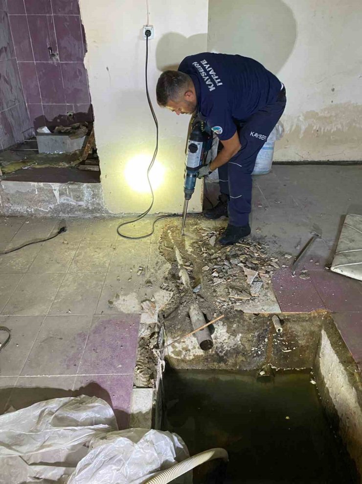 Su borusuna sıkışan yavru kediyi itfaiye kurtardı