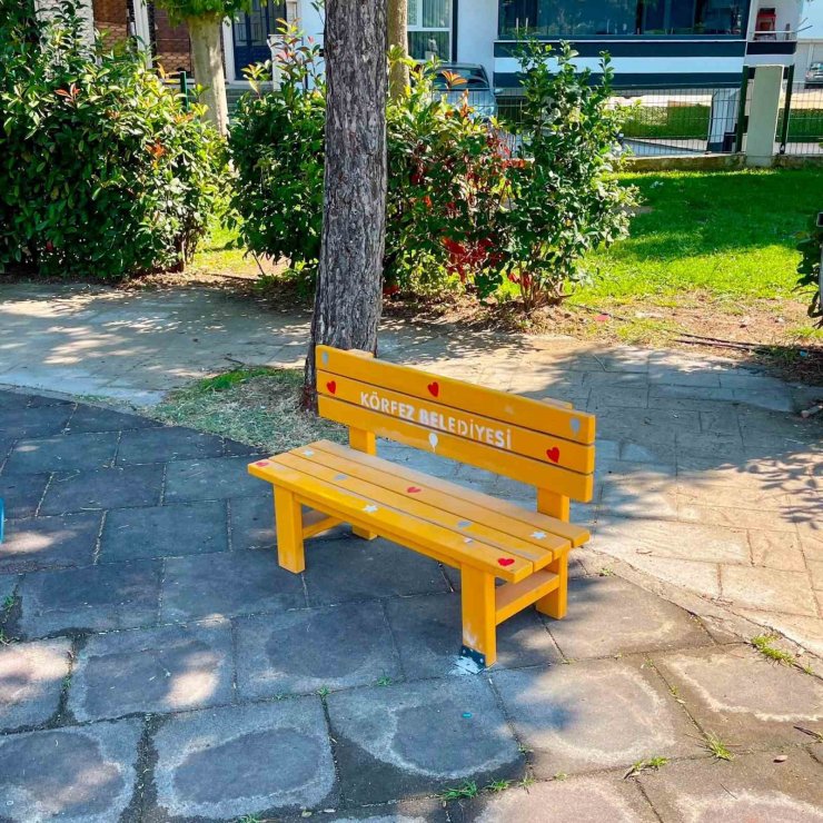 Çocuklar için parklara özel oturma grupları yerleştiriliyor