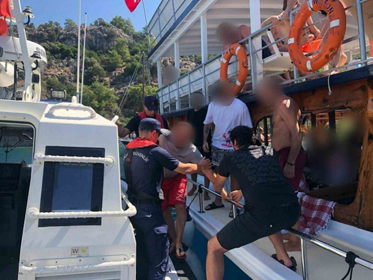 Boğulma tehlikesi yaşayan bir kişi Sahil Güvenlik tarafından denizden tahliye edildi
