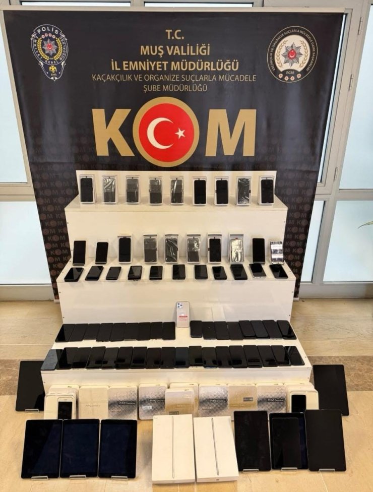 Muş’ta kaçakçılık operasyonu: 98 adet cep telefonu, 11 adet tablet ve 20 kilo nargile tütünü ele geçirildi