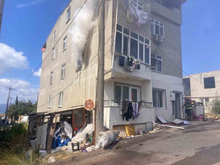 Bandırma’da apartman yangını itfaiye ekiplerince söndürüldü