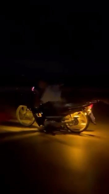 Motosikleti yatarak kullandı, tehlikeli anlar kamerada