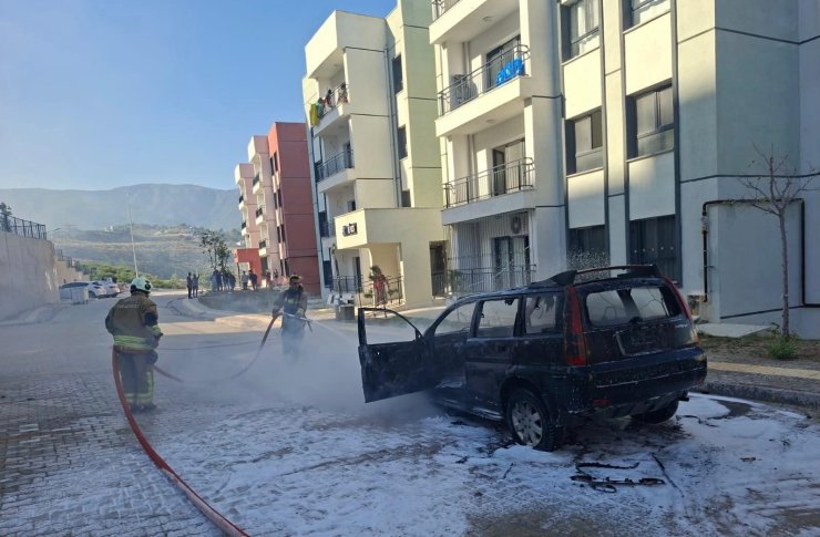 Hatay’da park halindeki otomobil alevlere teslim oldu