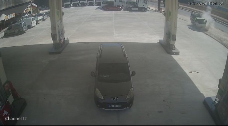 Kamyonet tadilatta olan benzinliğe uçtu