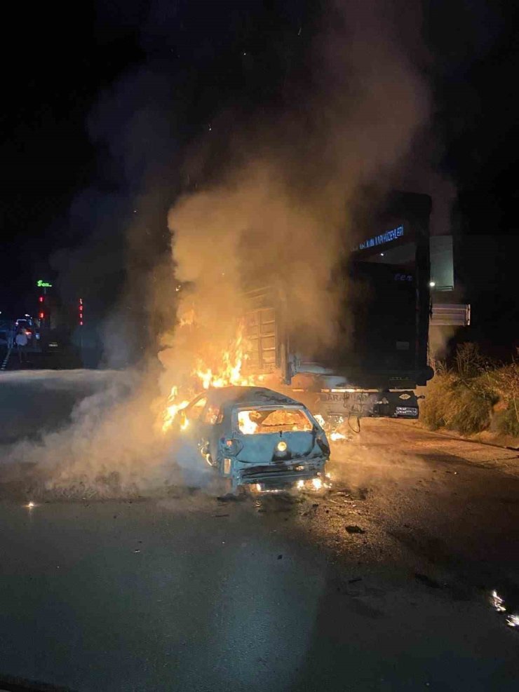 Otomobil ile büyükbaş hayvan yüklü tırın çarpışması sonucu yangın çıktı, 4 hayvan telef oldu