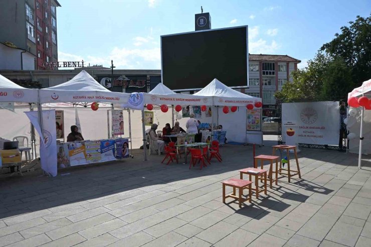 Meydanda standlar kuruldu, vatandaşlara koruyucu sağlık hizmetleri anlatıldı