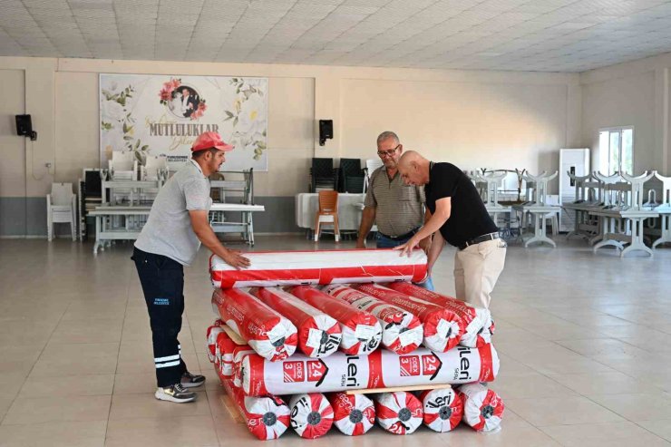 Manisa’da çilek üreticilerine büyükşehirden naylon desteği
