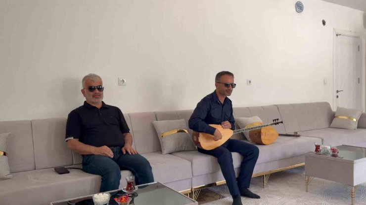 10 yaşındayken gözlerini kaybetti, hiç görmediği bağlamayla geleceğine ışık tuttu