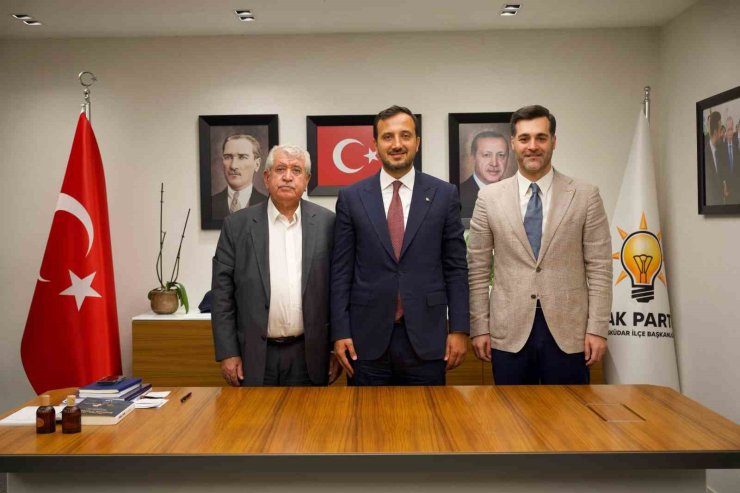 Üsküdar’da 4 CHP’li meclis üyesi AK Parti’ye katıldı