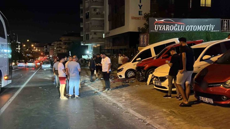 Kontrolden çıkıp savrulan Fiat Tofaş, oto galerideki araçlara çarparak durabildi
