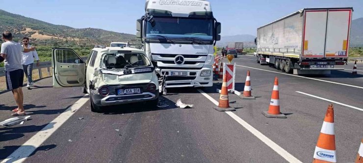 Tır, otomobile arkadan çarptı: 3 yaralı