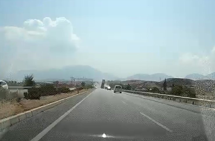 Tırın açık unutulan tırı dorsesi, EDS levhasını yerinden söktü