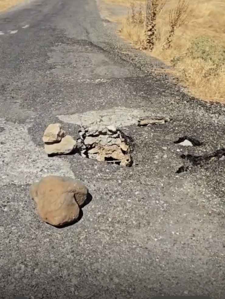 Çüngüş’te bozulan yol tehlike saçıyor