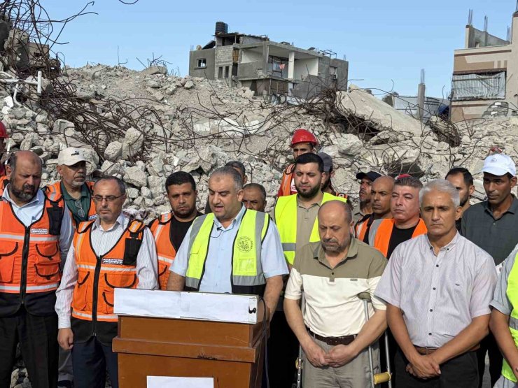 Gazze’de 6 katlı binanın enkazındaki 150 cenaze için "tek" iş makinesiyle arama başlatıldı