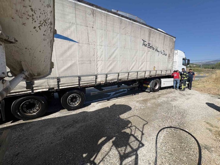 Tırda çıkan yangına, çevreden geçen beton mikseri yardıma koştu