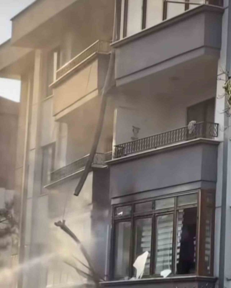 Elektrikli araç şarj istasyonunda çıkan yangın daireye sıçradı