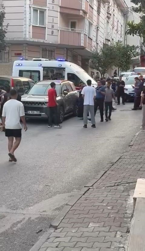 Küçükçekmece’de silahlı kavga: Yoldan geçen 1’i çocuk 2 kişi yaralandı