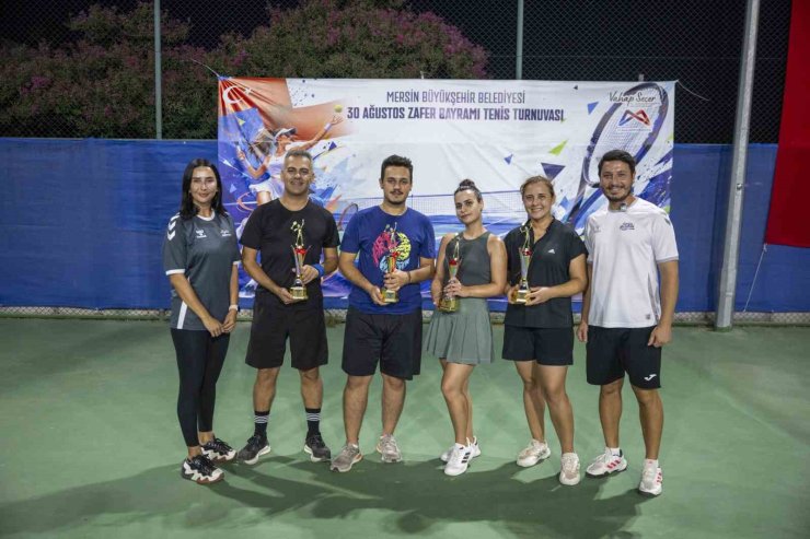 Mersin’de Zafer Bayramı tenis turnuvasında şampiyonlar belli oldu
