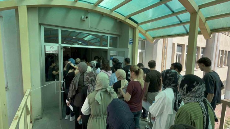 Hastanede tedavi gördüğü yatağından kalktı, kızına destek olmak için sınav merkezine gitti